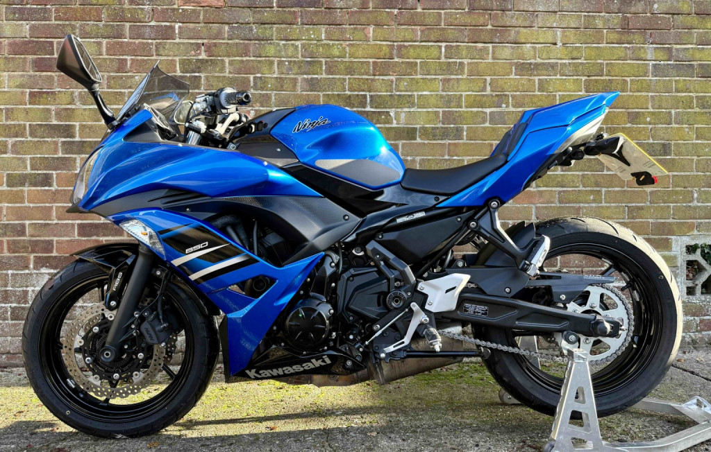 View KAWASAKI Ninja 650 