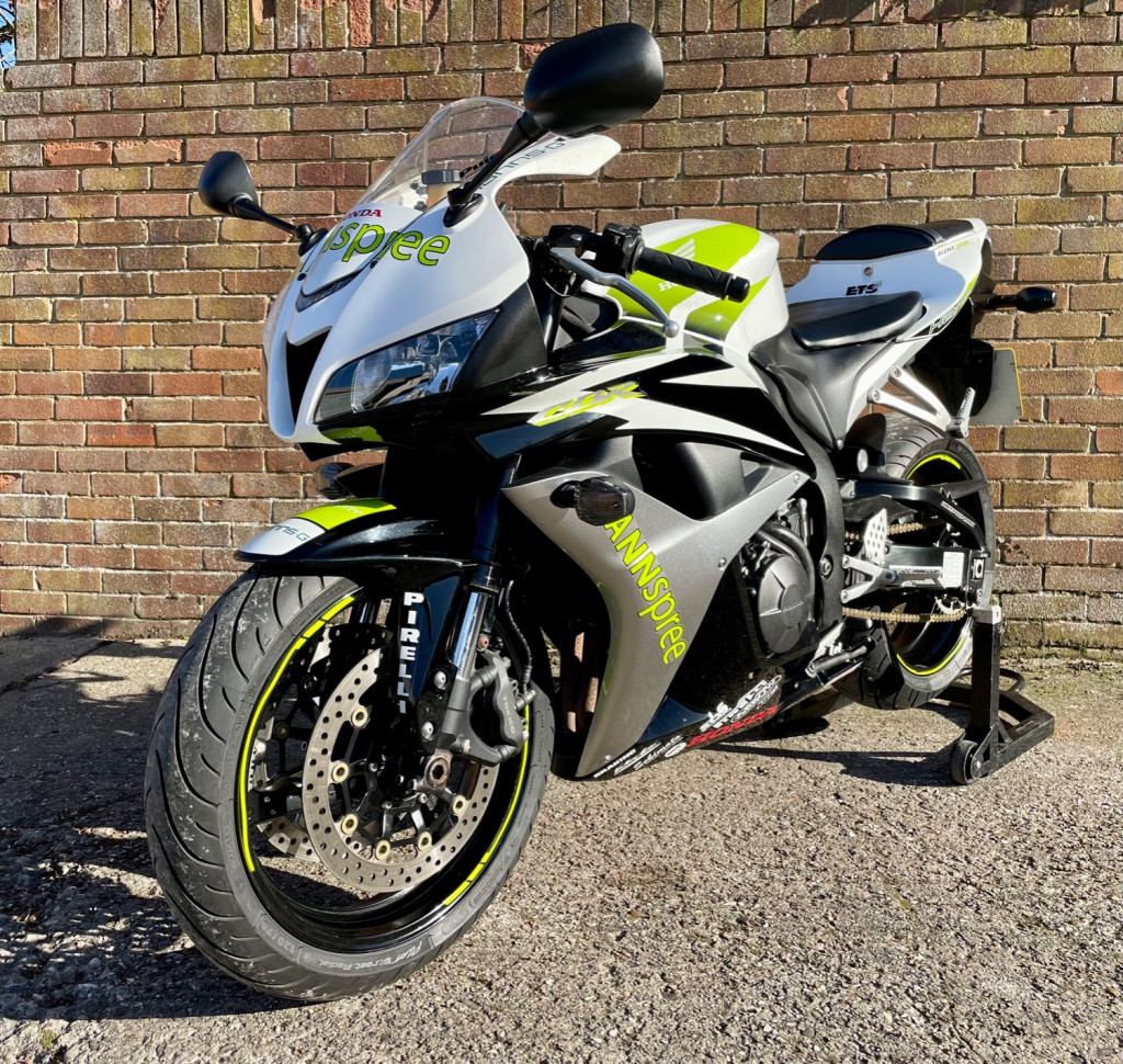 View HONDA CBR 600 RR-8