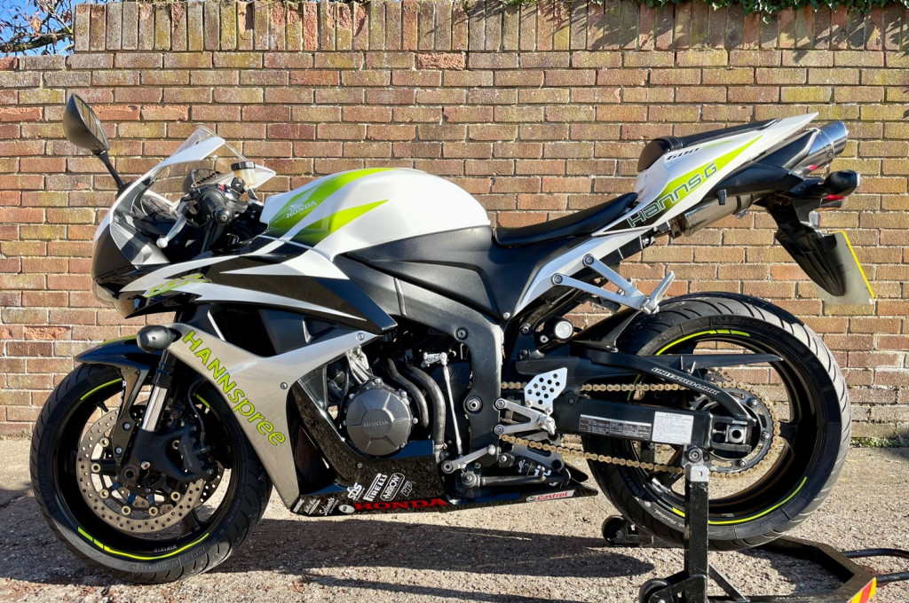 View HONDA CBR 600 RR-8