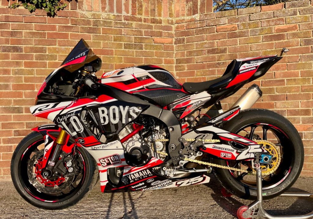 View YAMAHA YZF R1 15