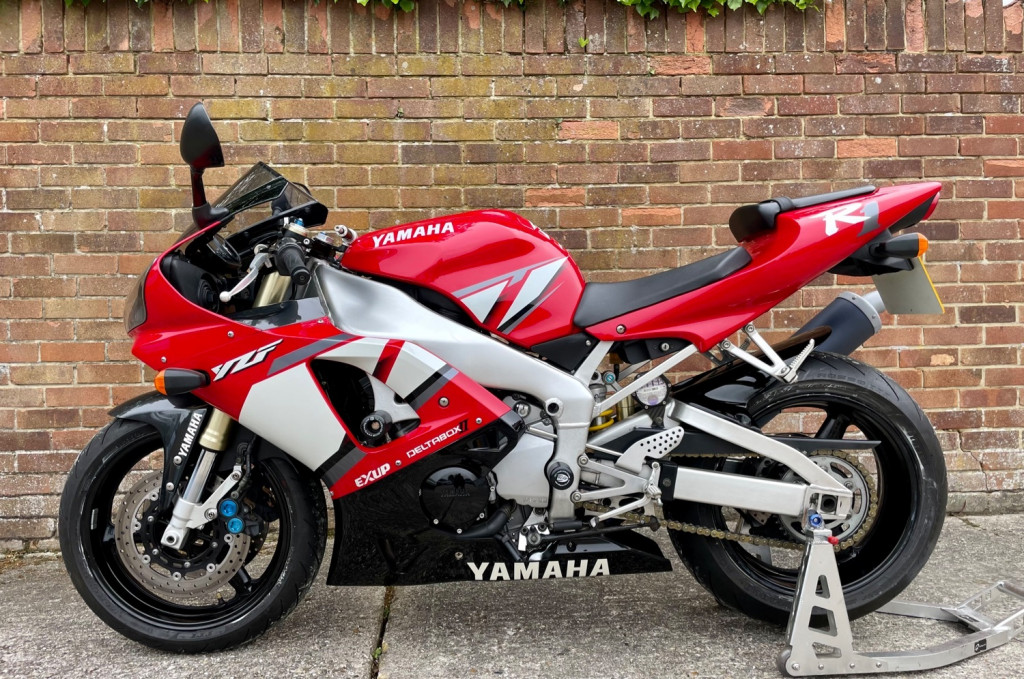 View YAMAHA YZF-R1 sports bike