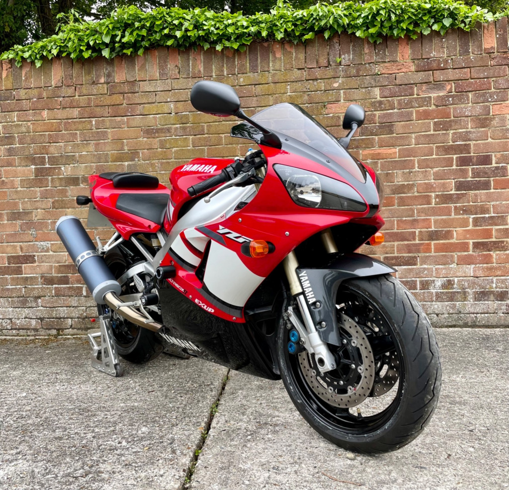 View YAMAHA YZF-R1 sports bike