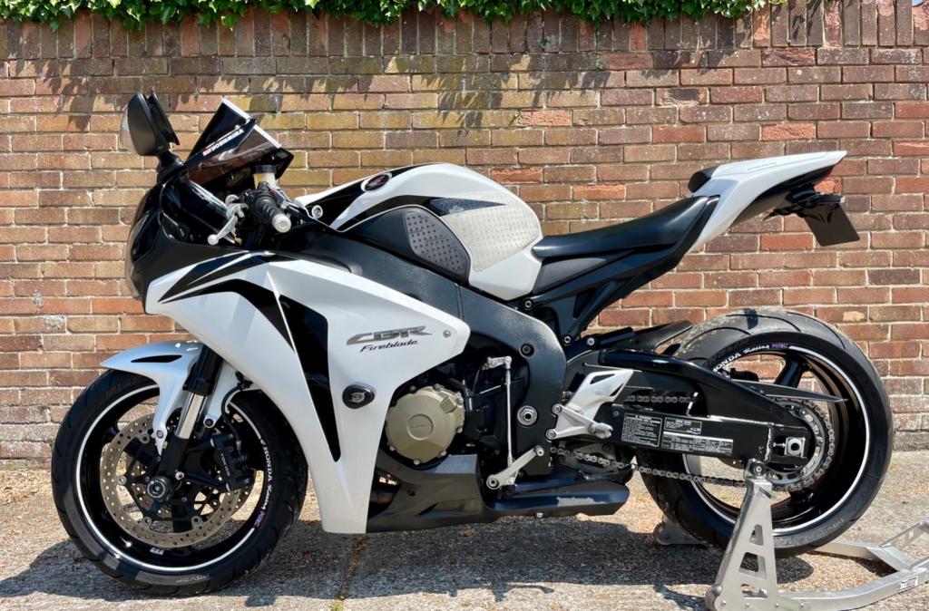 View HONDA CBR 1000 RR-8