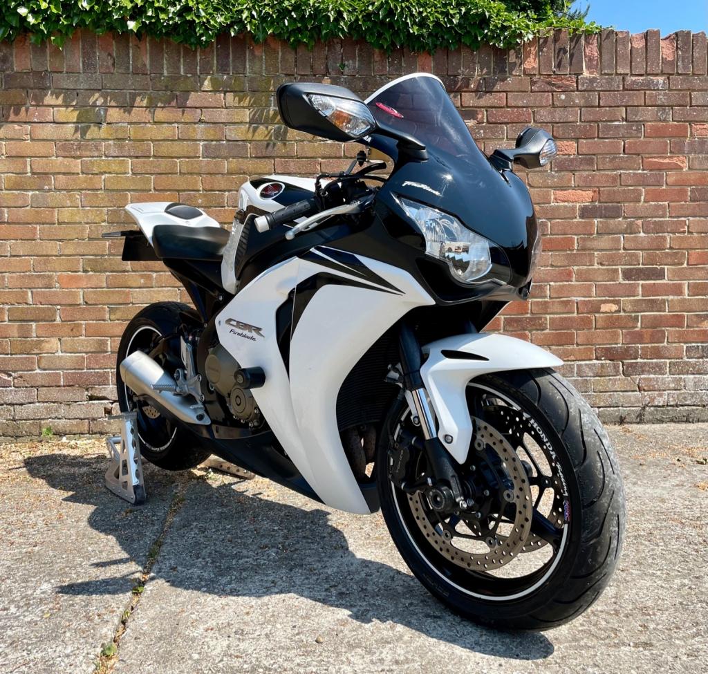 View HONDA CBR 1000 RR-8