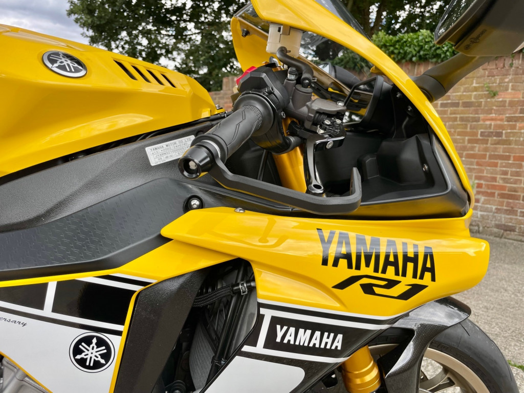 YAMAHA R1
