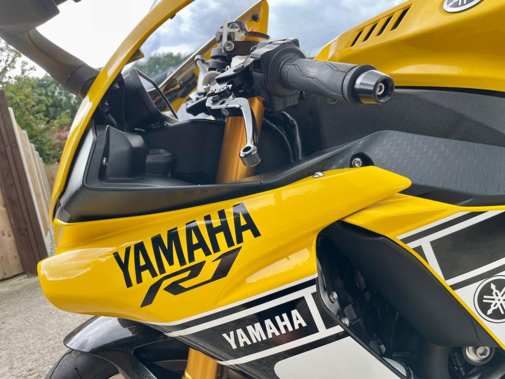 YAMAHA R1