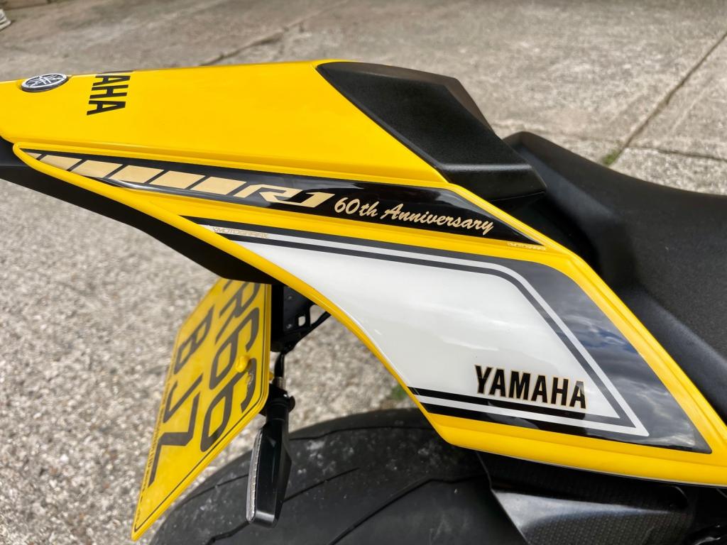 YAMAHA R1