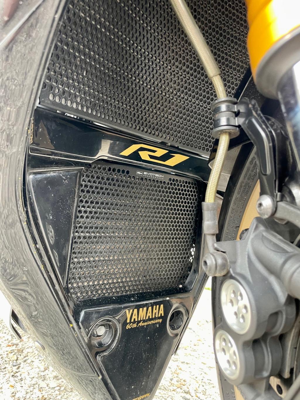 YAMAHA R1