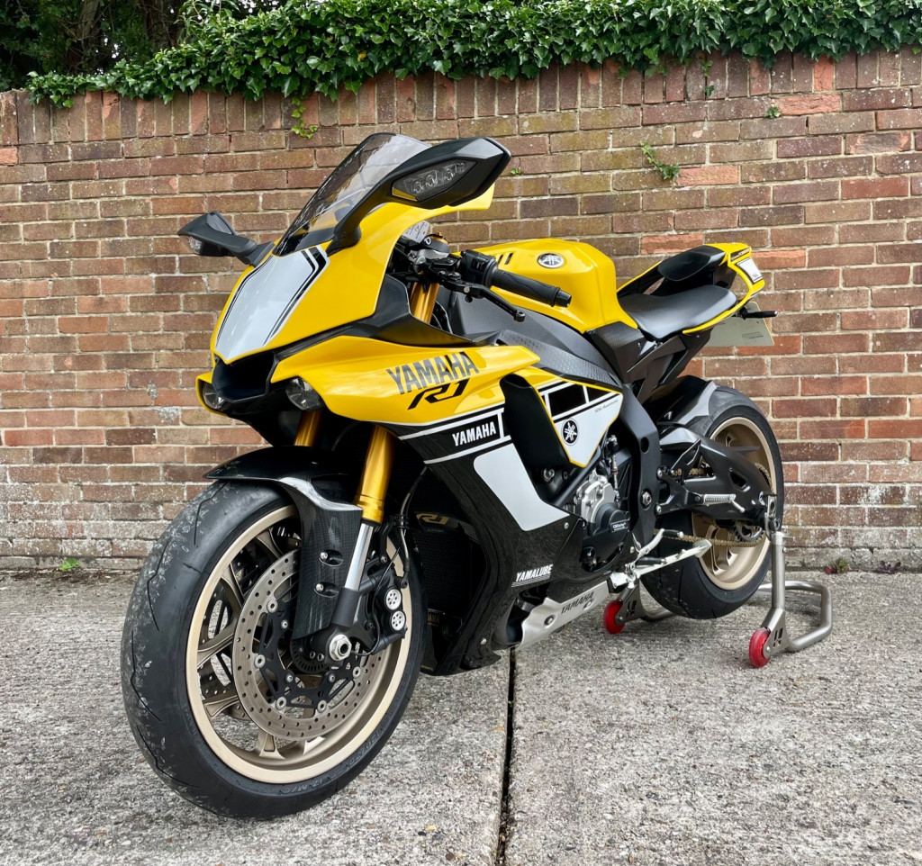 YAMAHA R1