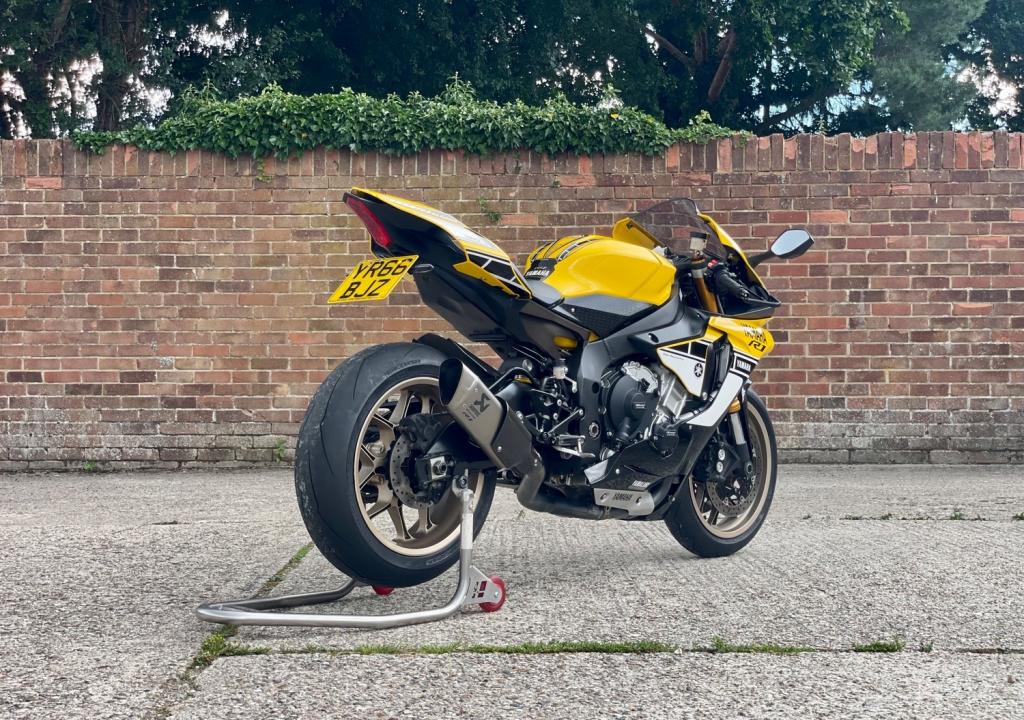 YAMAHA R1