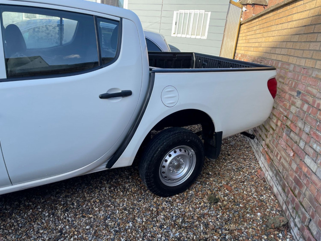 View MITSUBISHI L200 DI-D 4X4 4WORK LB DCB