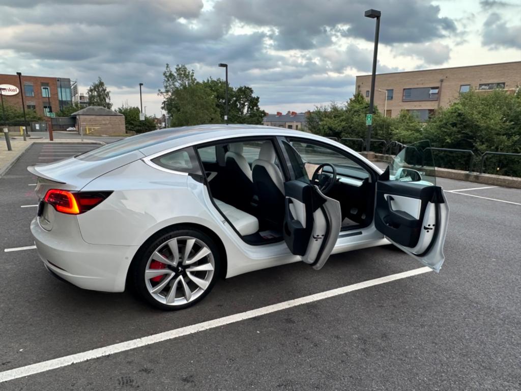 TESLA MODEL 3