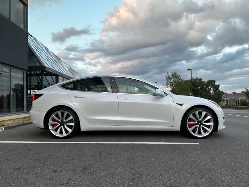 TESLA MODEL 3