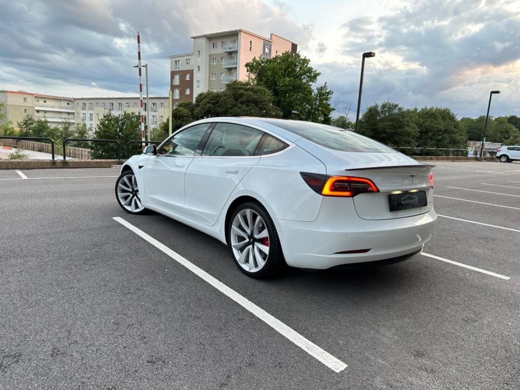 TESLA MODEL 3