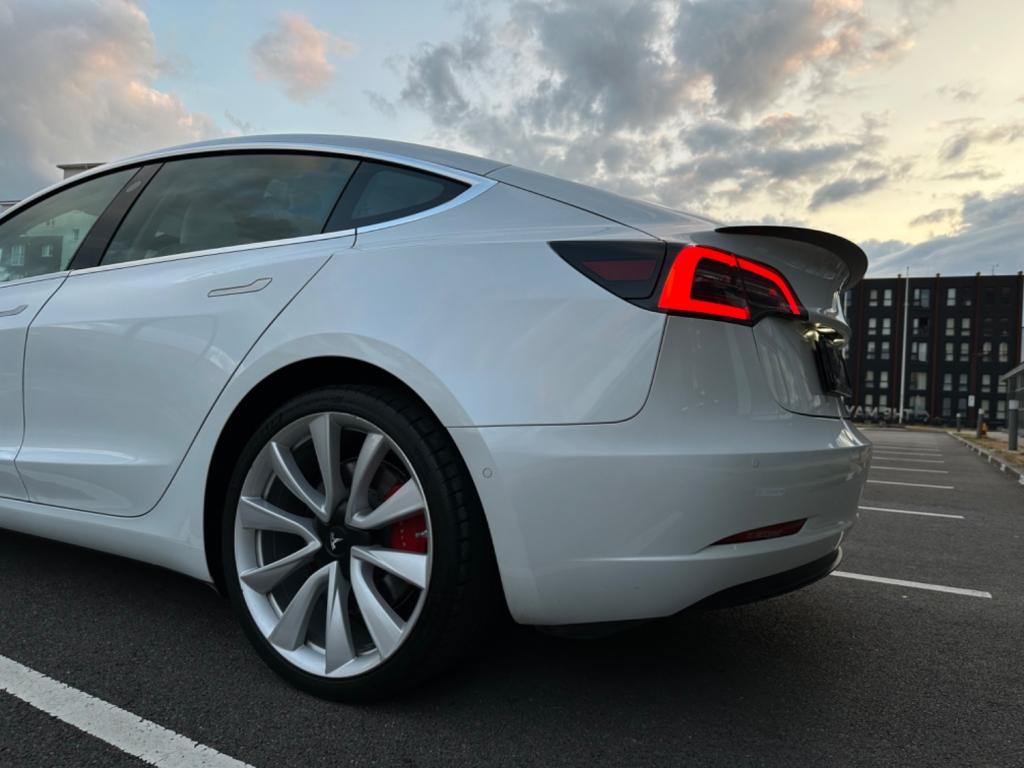 TESLA MODEL 3