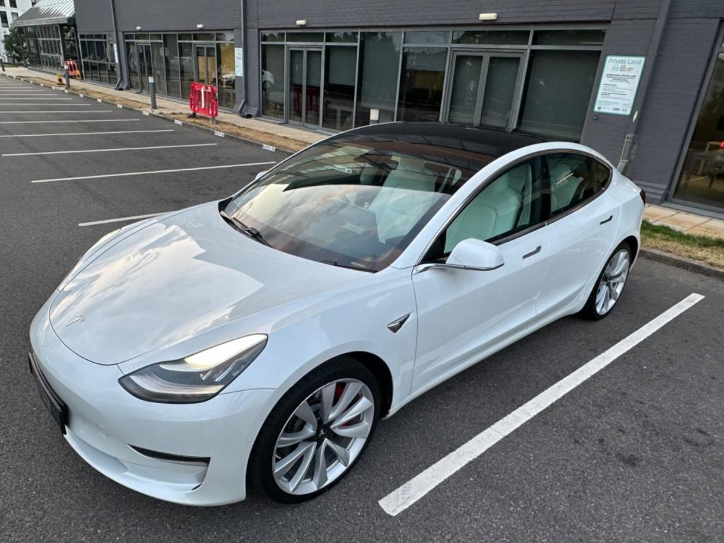 TESLA MODEL 3