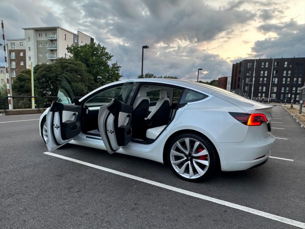 TESLA MODEL 3