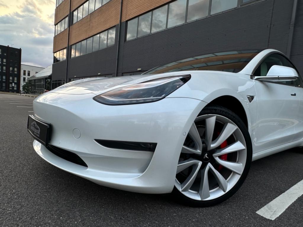 TESLA MODEL 3