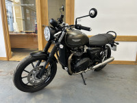 TRIUMPH Street Twin