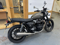 TRIUMPH Street Twin