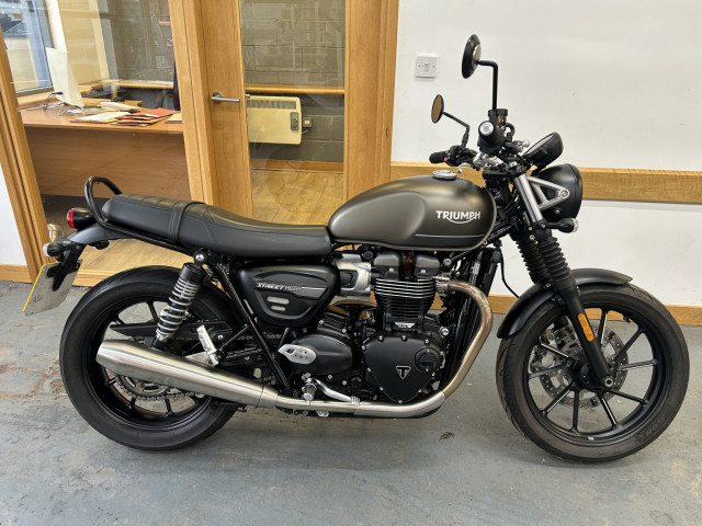 TRIUMPH Street Twin
