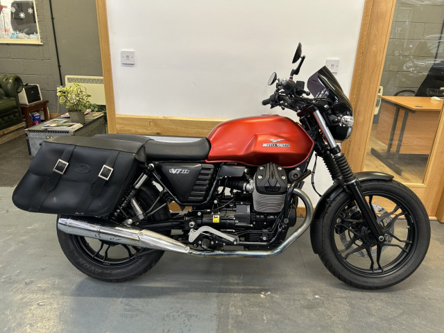 MOTO GUZZI V7