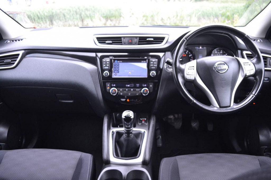 View NISSAN QASHQAI 1.2 DIG-T N-Connecta 2WD Euro 6 (s/s) 5dr