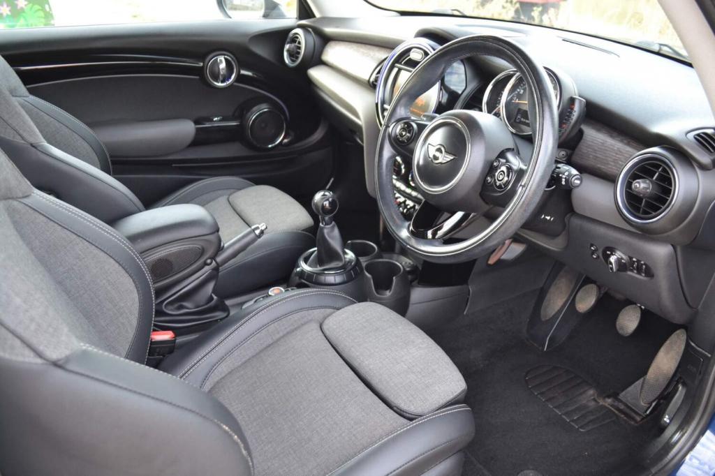 View MINI HATCH 1.5 Cooper D Euro 6 (s/s) 3dr