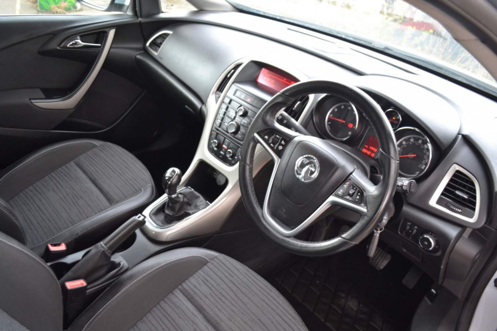 View VAUXHALL ASTRA 1.6 16v Excite Euro 5 5dr