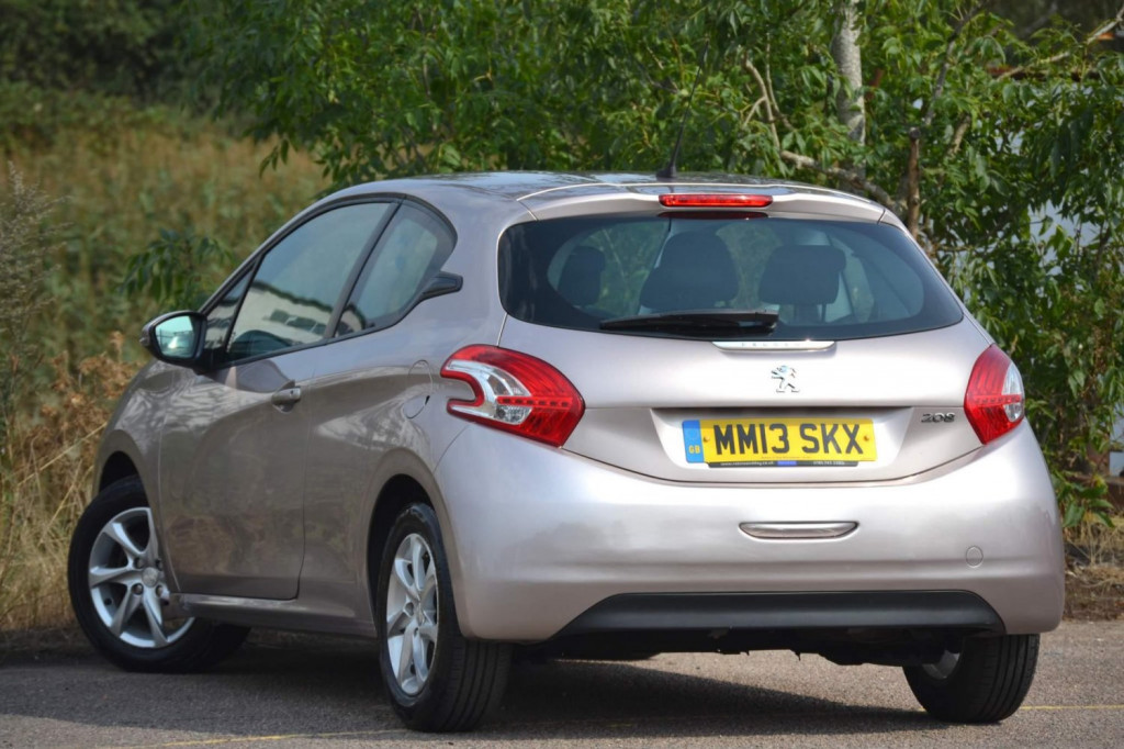 PEUGEOT 208