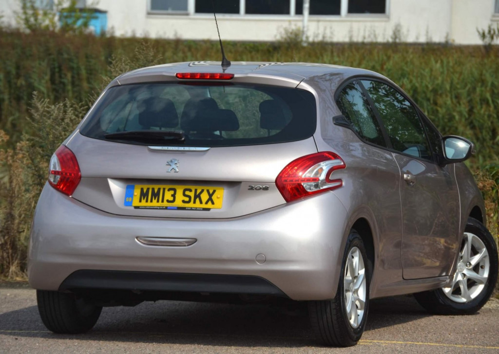 PEUGEOT 208