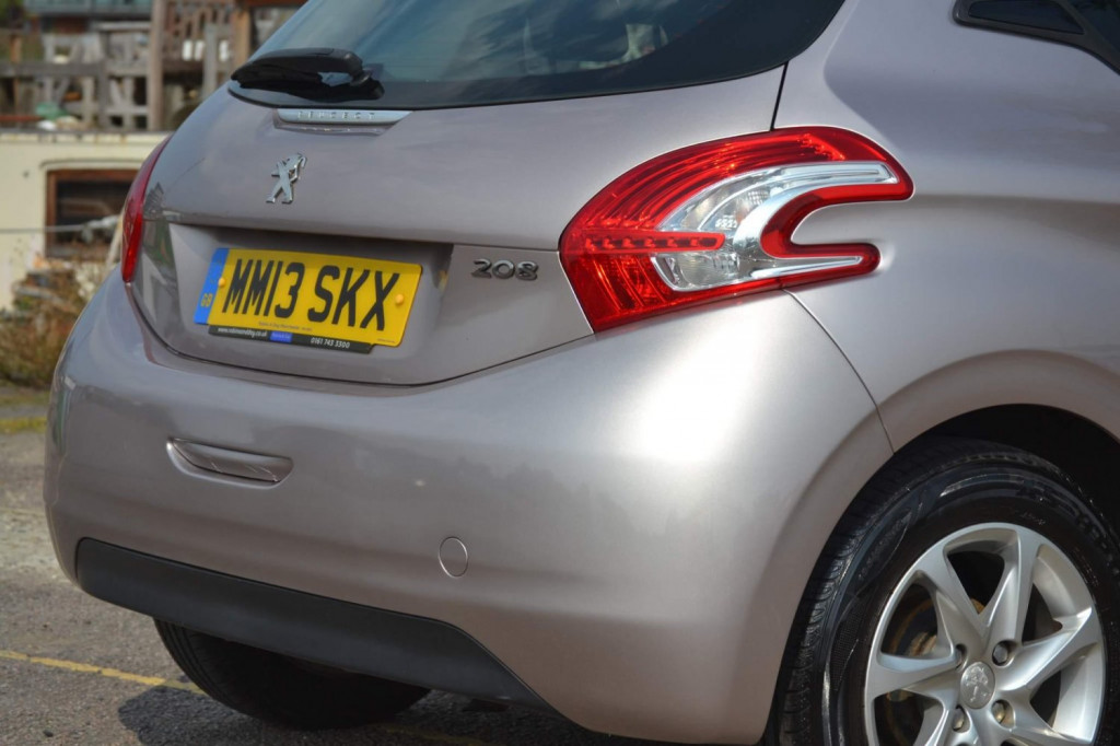 PEUGEOT 208