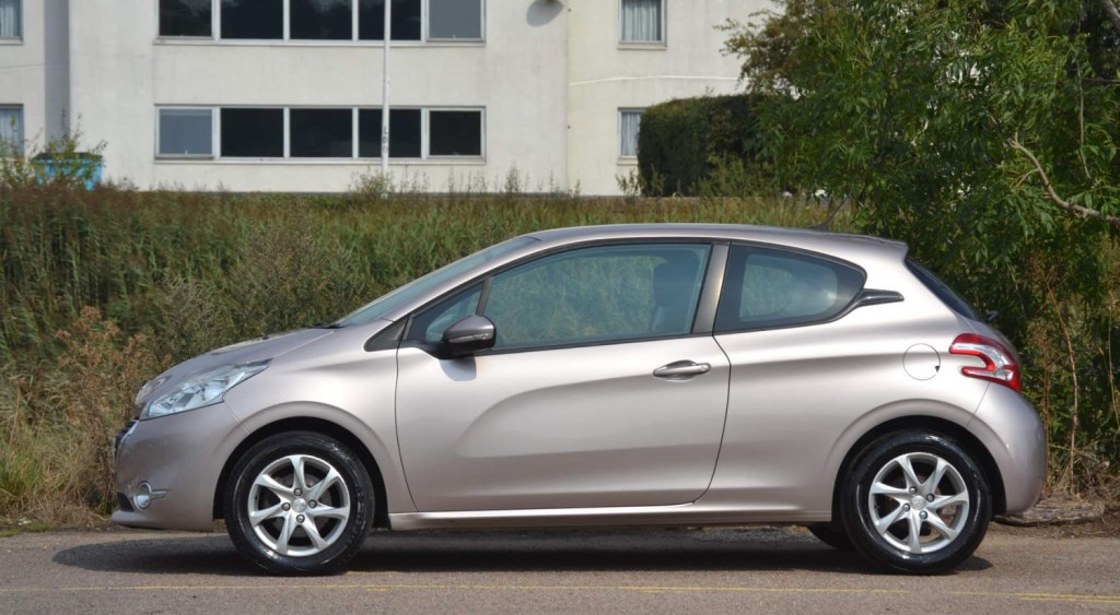 PEUGEOT 208