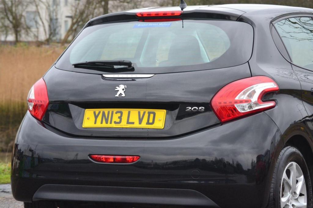 PEUGEOT 208