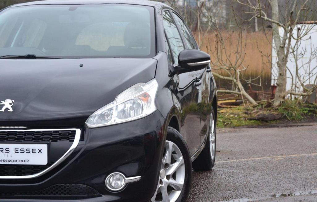 PEUGEOT 208