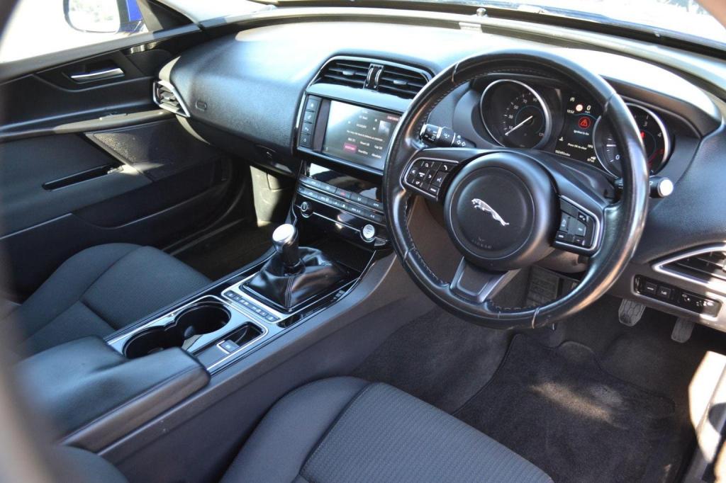 View JAGUAR XE 2.0d SE Euro 6 (s/s) 4dr