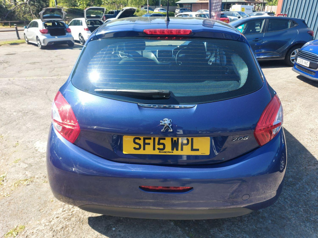 PEUGEOT 208