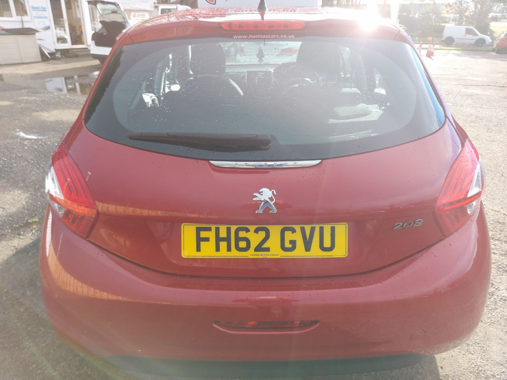 PEUGEOT 208