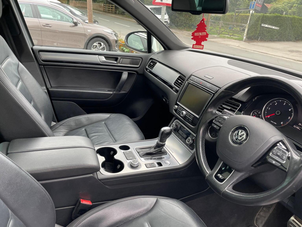 View VOLKSWAGEN TOUAREG 3.0 TDI V6 BlueMotion Tech R-Line Tiptronic 4WD Euro 6 (s/s) 5dr