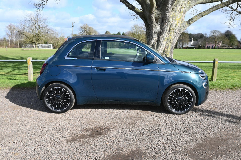 View FIAT 500C LA PRIMA