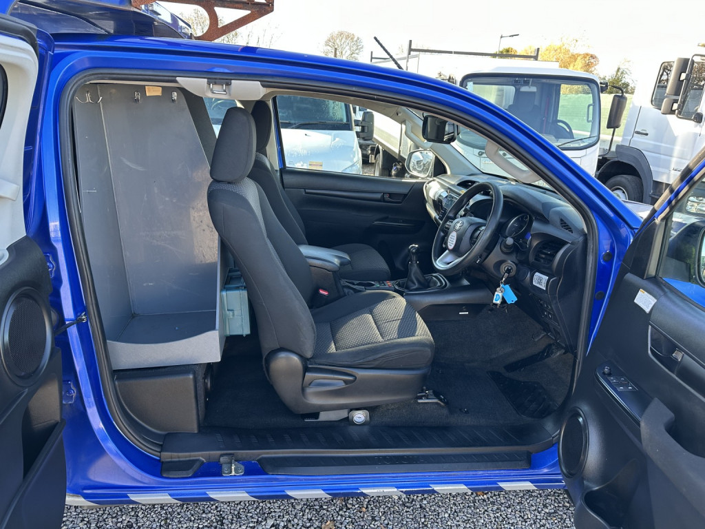 View TOYOTA HILUX 2.4 D-4D 4x4 EXTRA CAB UTILITY-WORKSHOP-SERVICE