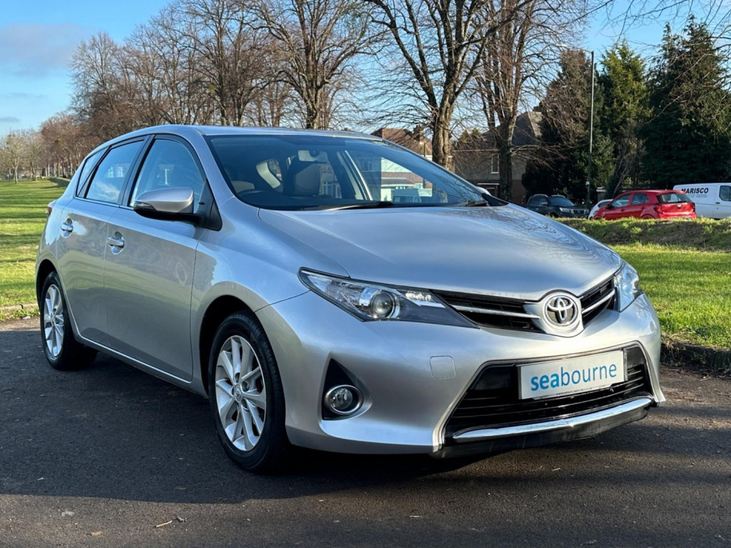 TOYOTA AURIS