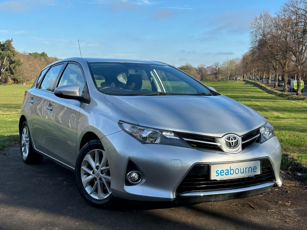 TOYOTA AURIS