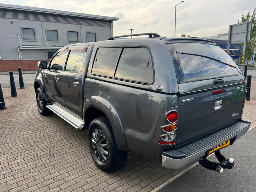 View TOYOTA HILUX 3.0 D-4D Invincible