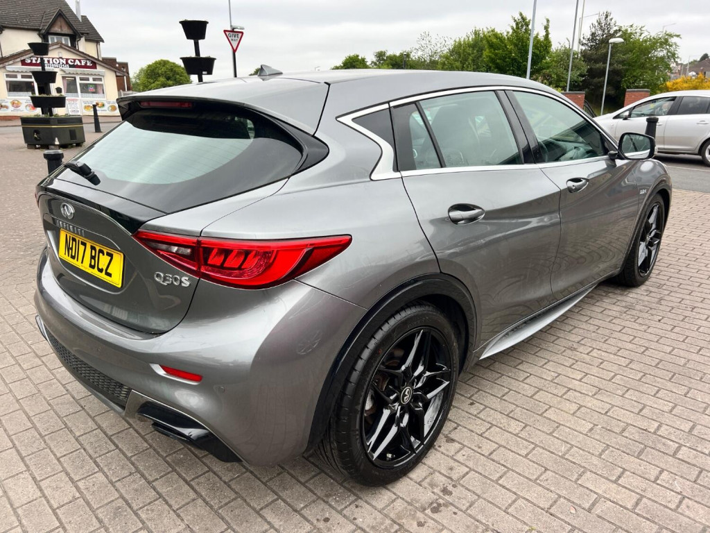 INFINITI Q30