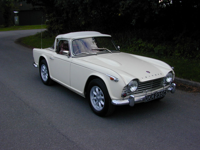 TRIUMPH TR4 Ref 8660 - Triumph TR4a IRS Surrey Top - Fast road spec -(RHD - UK Car) (1965)