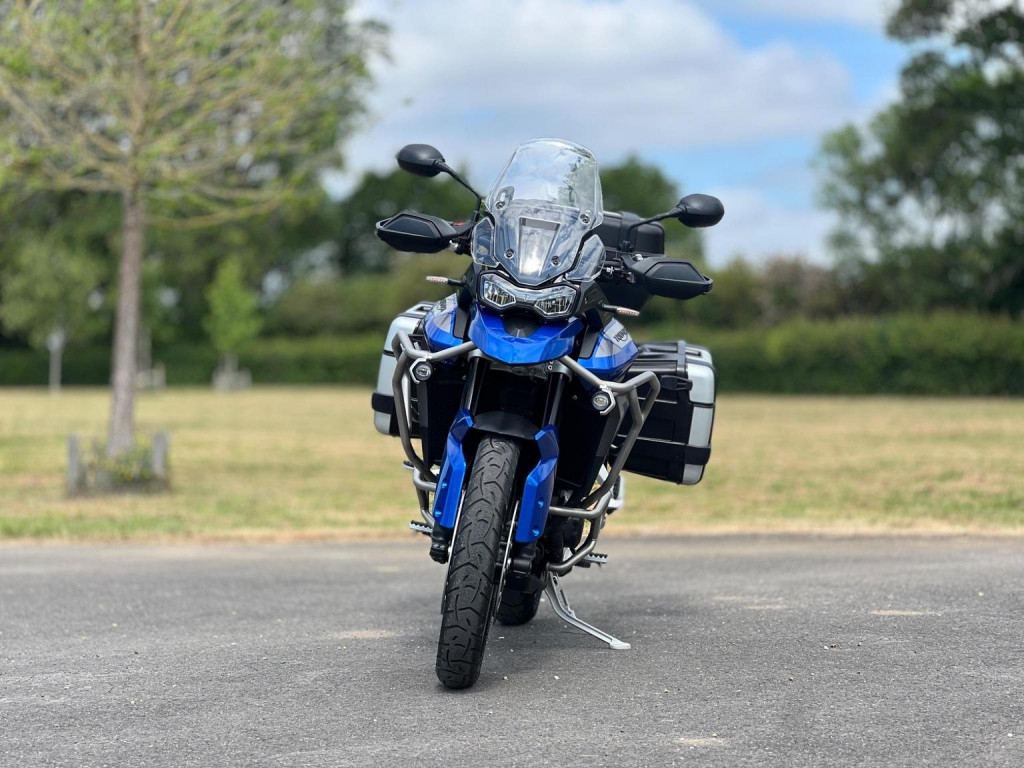 TRIUMPH TIGER 900