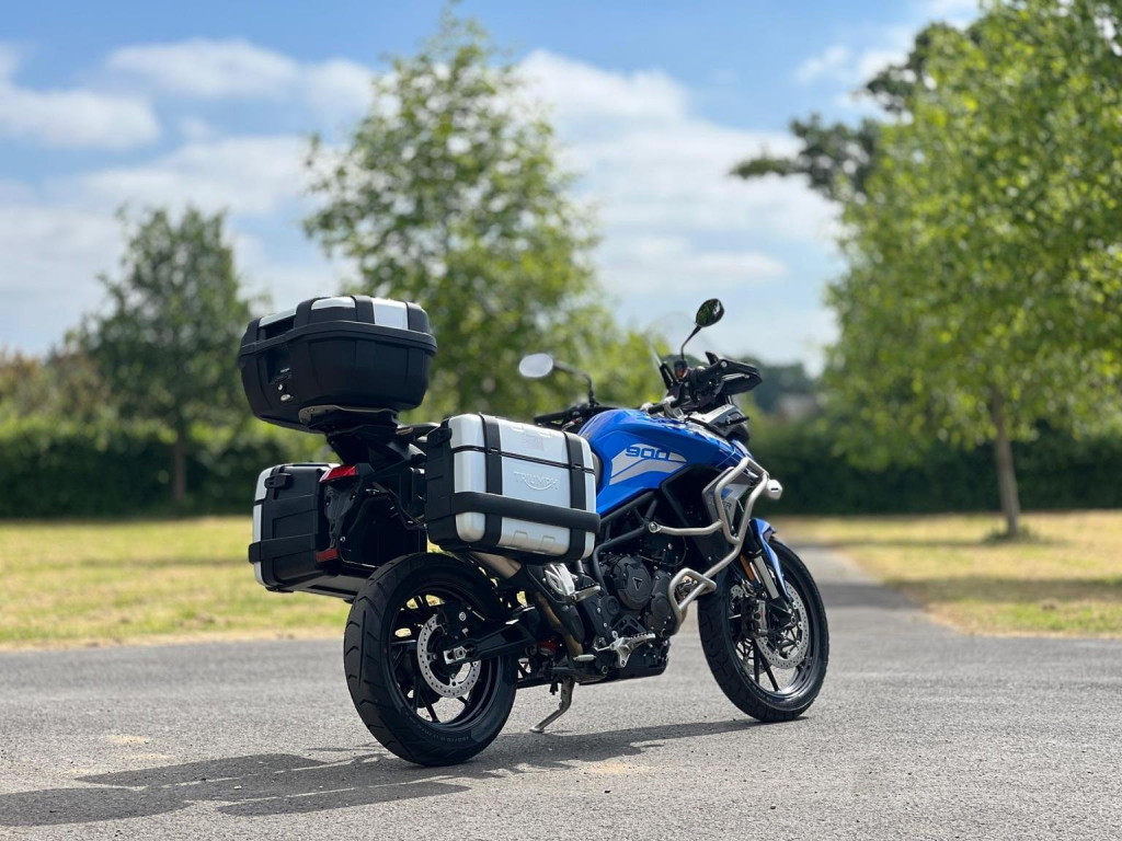 TRIUMPH TIGER 900