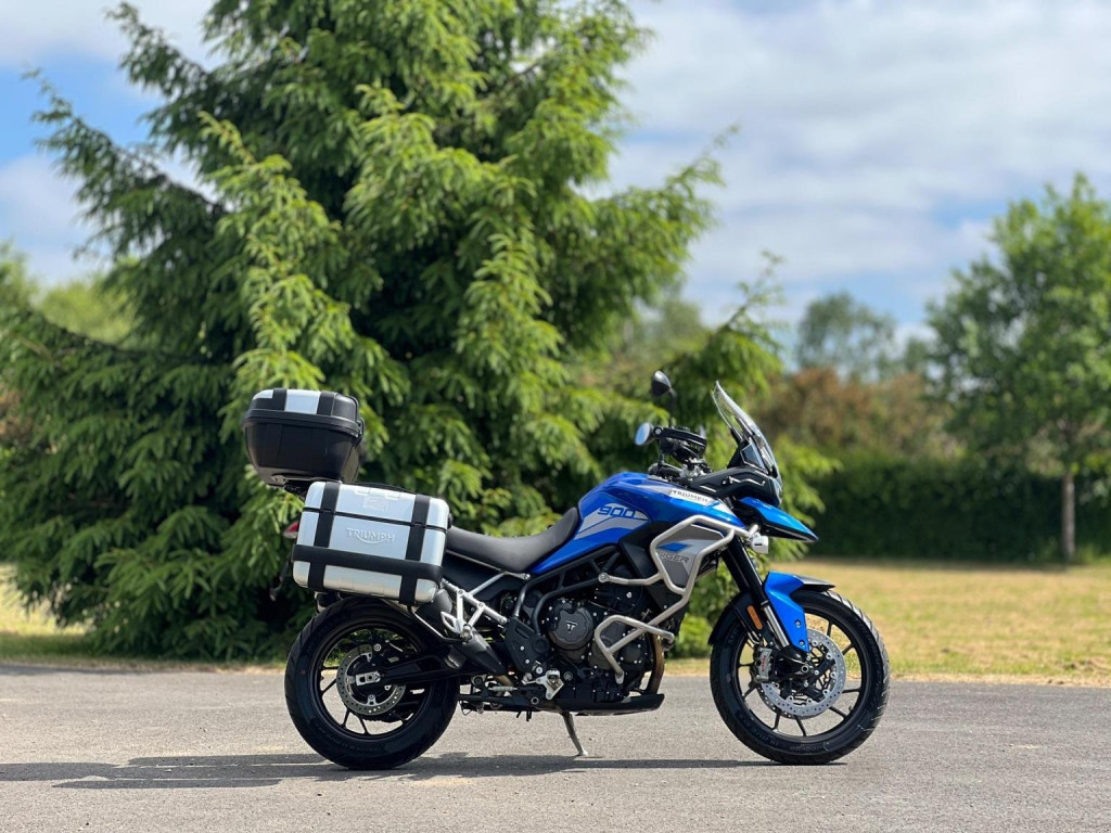 TRIUMPH TIGER 900