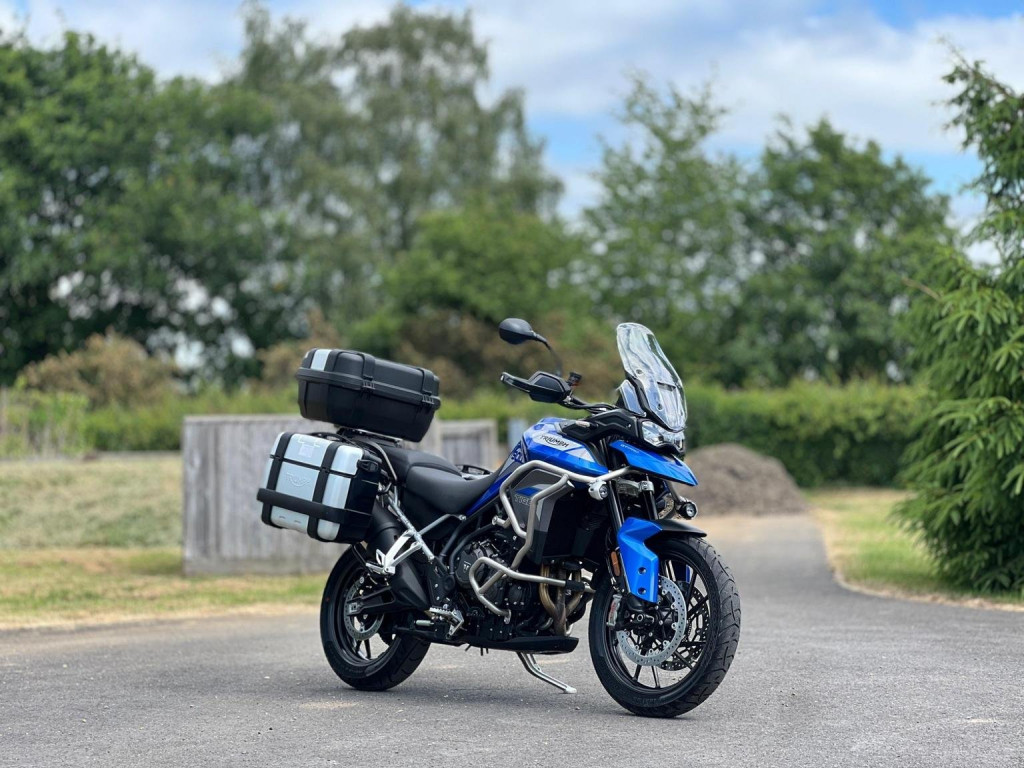 TRIUMPH TIGER 900